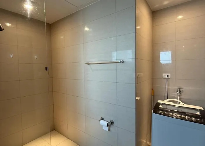 Modern 1br With Balcony Facing Infinity Pool Bay Sunset Near Airports Okada Solaire Moa