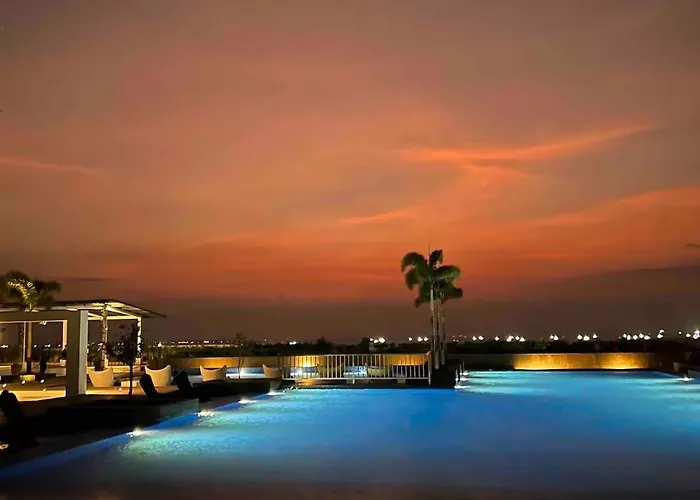 Modern 1br With Balcony Facing Infinity Pool Bay Sunset Near Airports Okada Solaire Moa Apartment