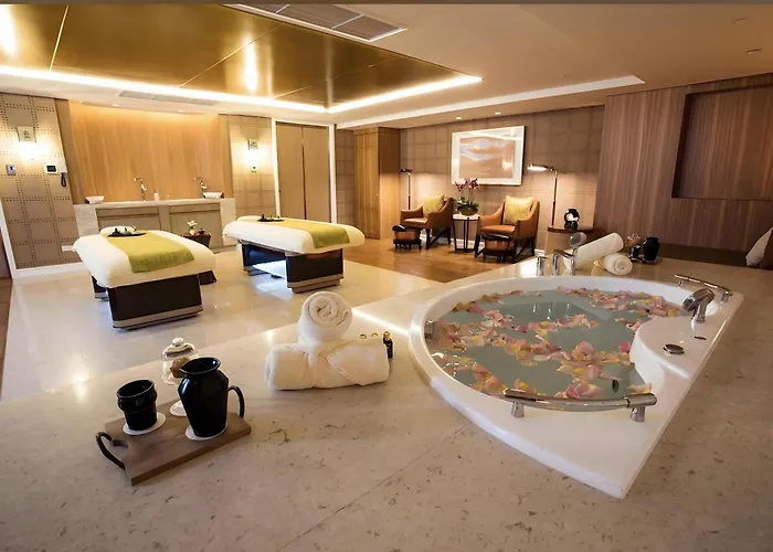 Modern 1br With Balcony Facing Infinity Pool Bay Sunset Near Airports Okada Solaire Moa