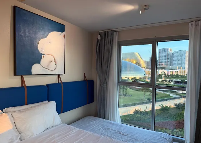 Modern 1br With Balcony Facing Infinity Pool Bay Sunset Near Airports Okada Solaire Moa