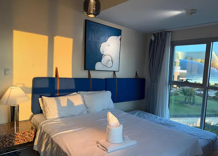 Modern 1br With Balcony Facing Infinity Pool Bay Sunset Near Airports Okada Solaire Moa Apartment